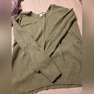 Gao Soft Knit V-Neck Sweater - Olive Green Medium Excellent
